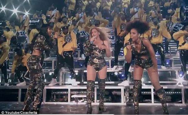 Diễn quá xung, Beyoncé hốt hoảng vì dính loạt sự cố trang phục trên sân khấu Coachella 2018