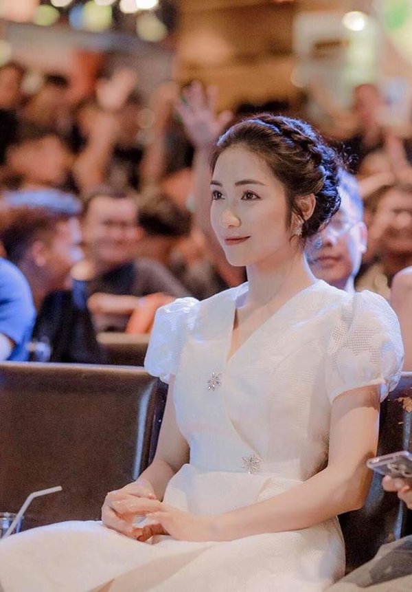 Bà xã Công Phượng chọn váy cưới giản dị khán giả liên tưởng đến Song Hye  Kyo