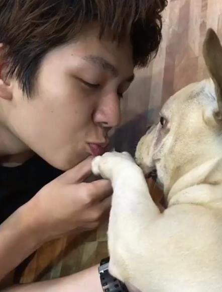 Kelvin Khánh "xin xổ" chú cún cưng được hôn tay nhưng đáp lại là sự hờ hững không giấu diếm!