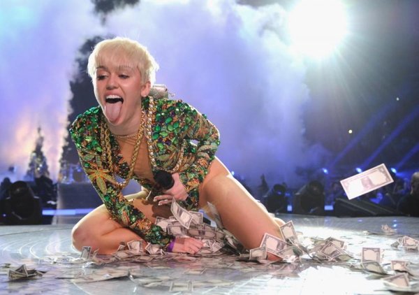 Miley Cyrus không hối hận vì scandal ảnh nóng năm 15 tuổi từng khiến cả thế giới 'dậy sóng'