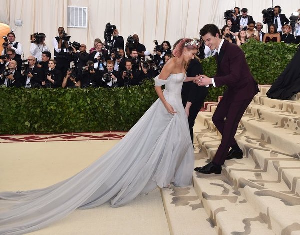 Shawn Mendes chính thức công khai tình yêu mới trên thảm đỏ sau nhiều tháng  hẹn hò bí mật 