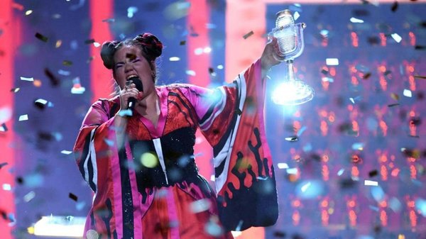 Mang vũ điệu... con gà lên sân khấu, cô gái Israel đăng quang Tiếng hát Truyền hình châu Âu 2018