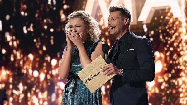 Vừa lên ngôi quán quân American Idol, cô gái khiến cả khán phòng ngỡ ngàng khi tiết lộ đang hẹn hò cùng với... người về nhì của cuộc thi