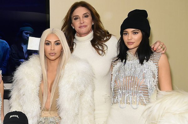 Cha dượng Kim Kardashian bị các con xa lánh sau phẫu thuật chuyển giới thành phụ nữ