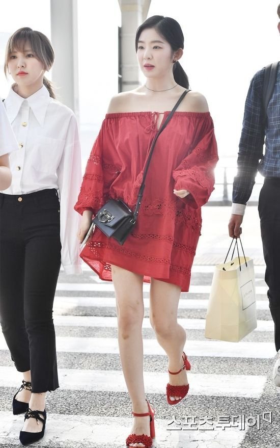Irene bị dìm hàng váy đỏ sân bay