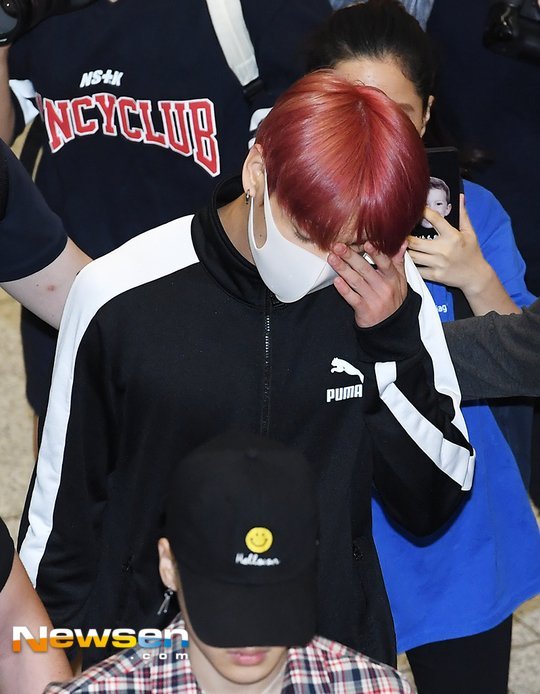 Jungkook bị fan cuồng bám dính tại sân bay