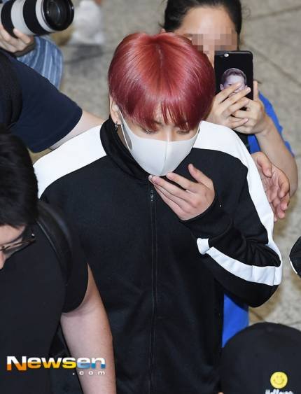 Jungkook bị fan cuồng bám dính tại sân bay