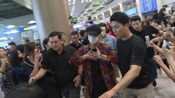 BTS bị fan cuồng bám đuôi tại sân bay