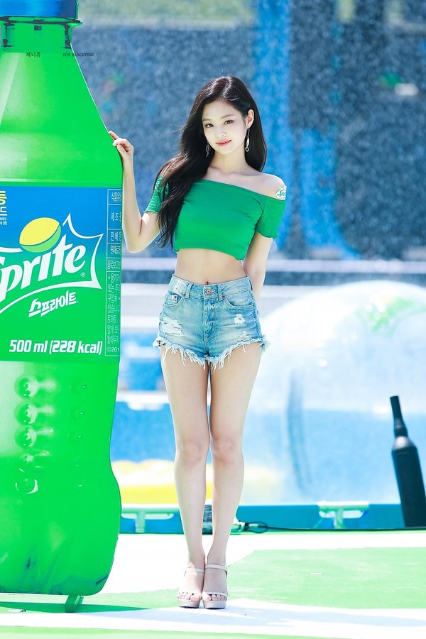Jennie là một biểu tượng đẹp nhất của làn sóng Hàn Quốc hiện nay. Với khuôn mặt xinh đẹp và thân hình quyến rũ, tài năng xuất sắc cùng với phong cách đa dạng, Jennie sẽ khiến bạn liên tục bị mê hoặc. Đến với bộ ảnh mới nhất của chúng tôi, hãy cùng ngắm nhìn Jennie với vẻ đẹp công sở thanh lịch nhưng không kém phần quý phái.