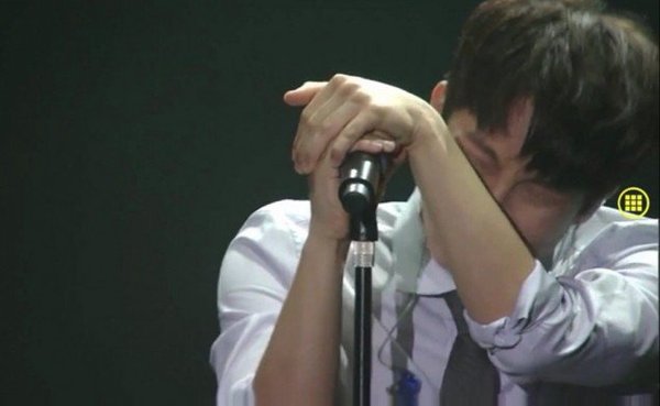 BTOB khóc như mưa trong concert cuối cùng với cả 7 thành viên