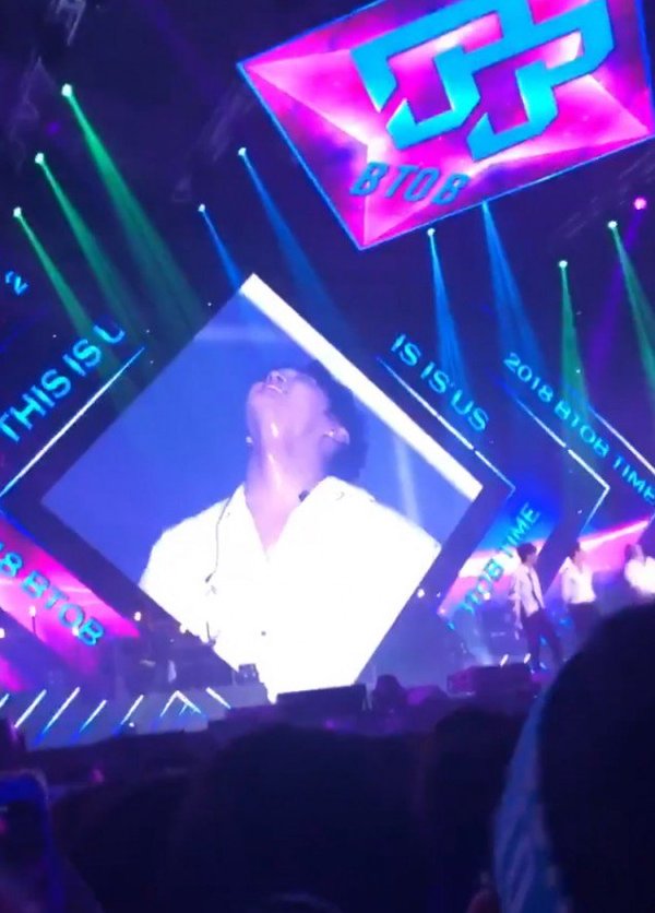 BTOB khóc như mưa trong concert cuối cùng với cả 7 thành viên