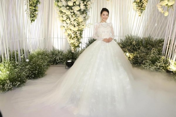 Váy cưới hàng trăm triệu đồng của sao Việt  Ngôi sao