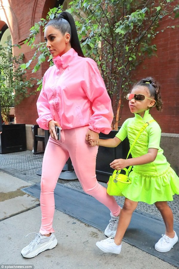 Ariana Grande 'bắt bẻ' Kim Kardashian và con gái vì đụng hàng kiểu tóc đuôi ngựa có '1-0-2' của mình
