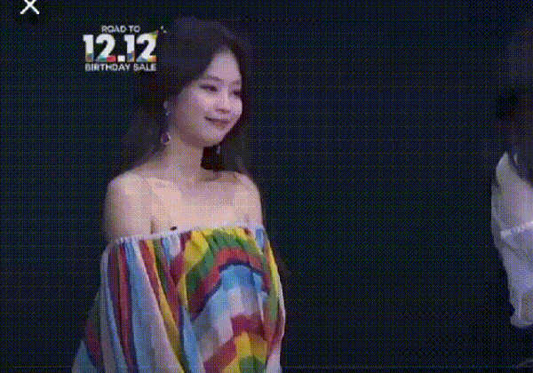Jennie bị chỉ trích vì kéo áo trên sân khấu