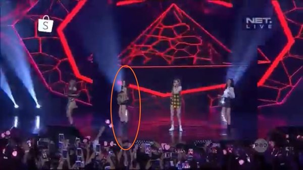 Jennie bị chỉ trích vì kéo áo trên sân khấu