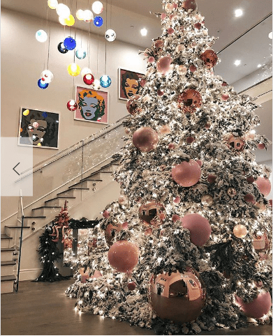 Chiêm ngưỡng sự trang trí tuyệt đẹp của cây thông Noel giáng sinh sao Hollywood - một trong những truyền thống hoàn hảo nhất trong các đêm lễ tân niên của nước Mỹ! Xem hình ảnh ngay bây giờ và cảm thấy được sự rực rỡ, lung linh và huyền ảo của cây thông này.