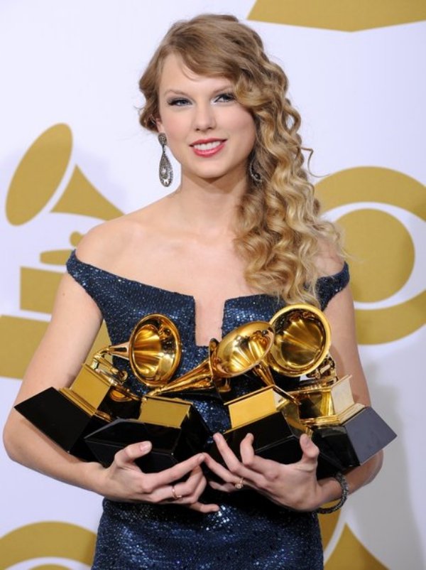 Dù chỉ được đề cử 1 hạng mục, song Taylor Swift vẫn được ban tổ chức ngỏ ý mời trình diễn mở màn cho lễ trao giải. Đây được coi là một động thái ‘câu rating' của lễ trao giải âm nhạc danh giá nhất hành tinh. Tuy nhiên, xác suất khá cao là Taylor Swift từ chối lời đề nghị này.