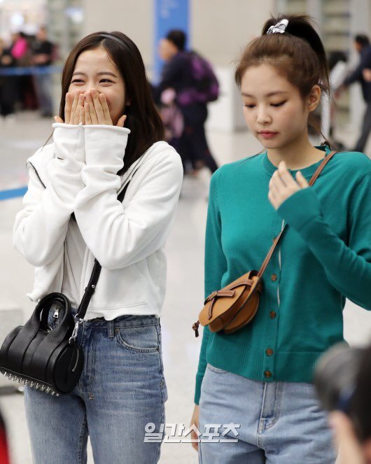 Knet phản ứng trái chiều với biểu cảm đối lập của Jennie và Jisoo