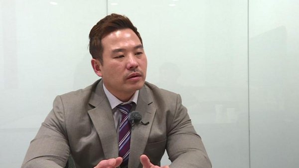 phóng viên Kang bị cảnh sát đe dọa
