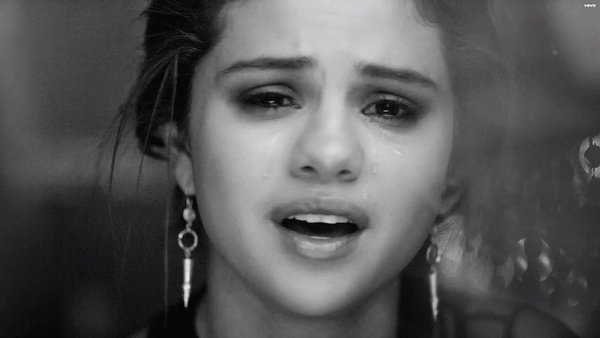  
Selena từng hát một ca khúc The heart wants what it wants với những giọt nước mắt đầy đau khổ như chính cuộc tình của cô