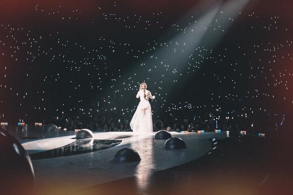  There was a time when Selena was under a lot of pressure in front of the public because of her weak voice, but now she has mastered the stage and is very bright.