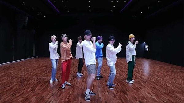  
Trong năm 2021, BTS ghi điểm với những giai điệu và vũ đạo vui tươi. (Ảnh: Chụp màn hình)