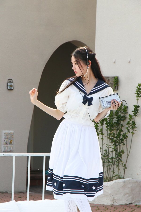  
Không hổ danh là người mẫu của Miu Miu, Wonyoung rất hợp với bộ trang phục họa tiết thủy thủ. (Ảnh: Instagram)
